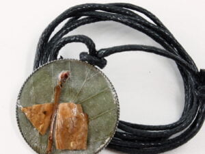 Obesek s pravimi rastlinami v epoksi smoli s povoskanim črnim bombažnim trakom in drsnimi vozli.